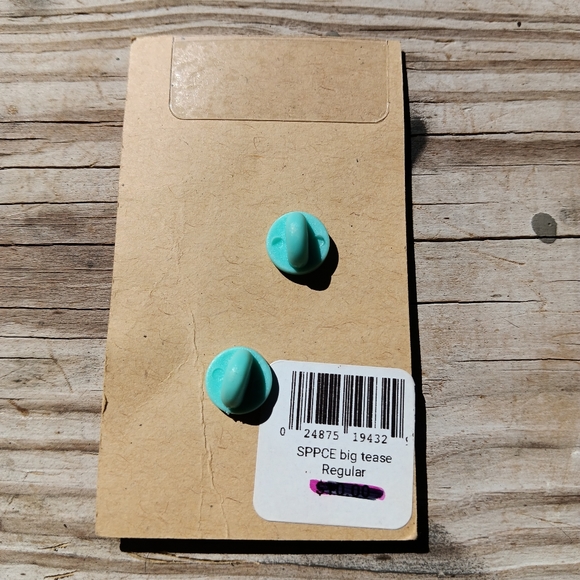 BIG TEASE Hair Spray Can Enamel Pin Smarty Pants Paper Co. NWT - Picture 2 of 2